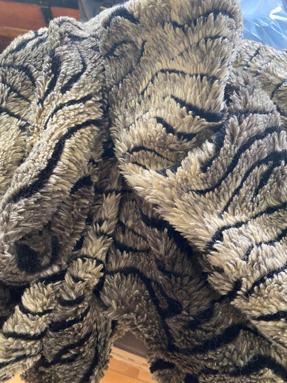 Machine washable faux fur throw blanket faux suede backing - Picture 4 of 7